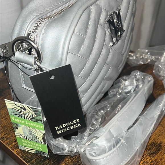 NWT Badgley Mischka Silver Metallic Quilted Crossbody Bag - Picture 3 of 7